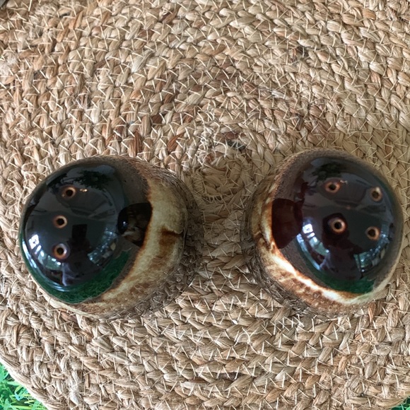 Vintage stoneware pottery, Brown Drip Glaze Salt & Pepper Shaker set, EUC - Picture 4 of 7